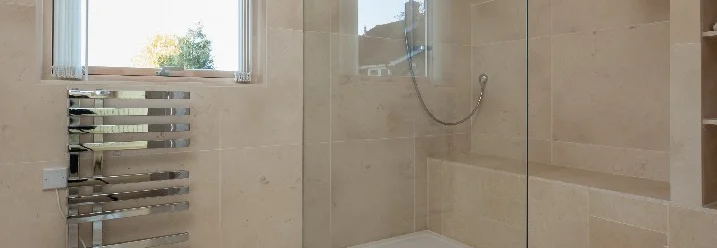 Badezimmer mit ebenerdiger Dusche und Handtuchheizkörper